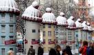 Fuenf Meter hohe, mit Hausfassaden plakatierte Littfasssaeulen mit schneebedeckten, ueberdimensionierten roten Pudelmuetzen stehen am Samstag (22.11.08) in der Innenstadt von Hannover. Mit der Installation wirbt das Bundesministerium fuer Verkehr, Bau und Stadtentwicklung puenktlich zur Heizperiode fuer eine umweltgerechte Gebaeudesanierung, um Energie zu sparen und den klimaschaedlichen CO2-Ausstoss zu verringern. Die Aktion ist Teil der Kampagne zum CO2-Gebaeudesanierungsprogramm des Bundesministeriums.
 Foto: ddp