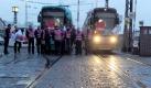 Zwei Straßenbahnen blockieren in Frankfurt am Main das VGF-Depot Gutleutstraße. Foto: Arne Dedert  Foto: dpa
