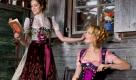 Früher als Tracht für Dienstboten und Mägde gedacht, ist das Dirndl heute ein beliebtes und schickes Kleid, dass nicht nur zur Wiesn getragen werden kann. Foto: Martin Nink für Lola Paltinger