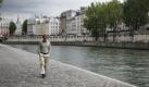 Gil schweift durch Paris und hängt seinen Gedanken einer besseren Epoche nach. Könnte er doch eine Zeitreise antreten und im Paris der 1920er Jahre leben. Mit Hemingway bei einem Drink über Literatur plaudern, das wäre doch was. Als er eines Nachts mal wieder durch die Straßen irrt, passiert das Unglaubliche ... Foto: Concorde Filmverleih GmbH