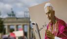 Souvenirhändler bieten vor dem Brandenburger Tor in Berlin Postkarten mit dem Foto von Papst Benedikt XVI. zum Verkauf an. Foto: dpa
