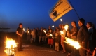 Mit einer Mahnwache und Fackeln protestieren Umweltschützer in Cuxhaven (Niedersachsen) gegen den geplanten Ausbau der Elbe für die Schifffahrt. Die Aktion fand an verschiedenen Standorten entlang der Elbe statt. Foto: dpa