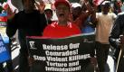 ARCHIV - Demonstranten bekunden bei einer landesweiten Demonstration in Johannesburg ihre Solidarität zu den Flüchtlingen aus Simbabwe (Archivfoto vom 17.05.2008). Südafrika erlebt derzeit die schlimmste Welle der Gewalt seit dem Ende der Apartheid vor 14 Jahren. Das Zentrum ist die Drei-Millionen-Metropole Johannesburg. Foto: Kim Ludbrook epa (zu dpa-Reportage: 'Johannesburg: Eine Stadt in permanentem Ausnahmezustand - 'Keine Verantwortung für Todesfälle'') +++(c) dpa - Bildfunk+++ Foto: dpa