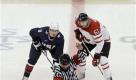 Der US-Amerikaner Paul Stastny (26) und der Kanadier Jonathan Toews (16) stehen sich im ersten Abschnitt des Eishockey-Olympiafinals in Vancouver gegenüber. Foto: ap