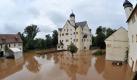 Zunächst waren Vor allem im Raum Chemnitz, hier das Wasserschloss Klaffenbach, und das Erzgebirge betroffen. Später brach im Osten Sachsens die Katastrophe aus. Foto: dpa