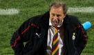 Nicht ganz so klar positioniert sich sein Achtelfinalkontrahent Milovan Rajevac. Dass er als Serbe Ghana trainiert, will dieser offenbar durch die Krawatte kompensieren. Ein bunter Vogel, der sich für die Mischform entschieden hat. Hemd, Krawatte, Trainerjacke. Fußballerisch bleiben keine Fragen offen: Die Ghanaer sind die einzigen Afrikaner im Viertelfinale. Foto: ap
