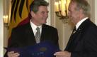 Damals hätte Joachim Gauck wohl nicht geglaubt, dass er einmal selbst als Staatsoberhaupt kandidieren würde: Bundespräsident Johannes Rau (r.) zeichnet ihn im September 2000 imSchloss Bellevue mit dem Verdienstorden der Bundesrepublik aus. Gauck ist am Ende seiner Amtszeit als Bundesbeauftragter angelangt und übergibt kurz danach an Marianne Birthler. Foto: dpa