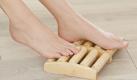 Ein Massageroller für Füße durchblutet und lockert die Muskulatur. Foto: Compeed