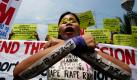 Protesters shout slogans during a rally outside the Department of Foreign Affairs in Manila, Philippines, Monday, Sept. 12, 2011, to call on the Philippines and ASEAN to support an international campaign for the creation of a United Nations body to probe allegations of crimes against humanity in Burma. The protesters called on the U.N. General Assembly which convenes its 66th session on Sept. 13, to create a U.N. commission to probe internationals crimes in Burma that include allegedly sexual violence, the recruitment of child-soldiers, forced labor, tortures and extra-judicial killings. (Foto:Bullit Marquez/AP/dapd)

Die Demonstranten rufen Parolen während einer Kundgebung vor dem Departement für auswärtige Angelegenheiten in Manila, Philippinen, montag 12 September, 2011, auf den Philippinen und ASEAN Aufruf an eine internationale Kampagne für die Schaffung eines UNO-Organs zur Sonde Vorwürfe von Verbrechen unterstützen gegen die Menschlichkeit in Burma. Die Demonstranten auf der UN-Generalversammlung, die seiner 66. Sitzung am 13. September tagt genannt, erstellen Sie eine UN-Kommission zu Länderspielen Verbrechen in Burma Sonde, die angeblich sexuelle Gewalt, die Rekrutierung von Kindersoldaten, Zwangsarbeit, Folter und außergerichtliche gehören Tötungen. (Foto: Bullit Marquez / AP / dapd) Foto: dapd