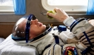 Der belgische Astronaut Frank De Winne isst einen Apfel, nachdem er zur Erde zurückgekehrt ist. Er und zwei weitere Astronauten sind sicher in der kasachischen Steppe gelandet. Sie waren sechs Monate auf der Internationalen Raumstation. Foto: ap