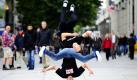 Andre Hepke (unten) und Felix Rossberg von der Breakdance-Gruppe Söhne des Kreises führen auf in der Dresdner Fußgängerzone sogenannte Power-Moves und Flips vor. Die international erfolgreiche Breakdance-Gruppe feiert mit ihren Fans am 17. September in Chemnitz offiziell ihr zehnjähriges Bestehen.  Foto: dapd