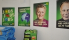 Wahlplakate begrüßen den Besucher im Eingangsbereich des Triebwerks in Berlin-Mitte. Foto: news.de