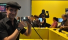 Auf Knopfdruck schaltet sich ein Miniprojektor ein, der Fotos und Videos an die Wand wirft. Foto: Nikon