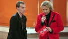 Moderator Thomas Gottschalk (r) spricht am Samstag (16.12.2005) in Berlin bei der Spendengala 'Ein Herz für Kinder', mit Robert Enke, Torwart des Fußball-Bundesligisten Hannover 96. Das Zweite Deutsche Fernsehen (ZDF) und die 'Bild'-Zeitung sammeln mit dieser Aktion Geldspenden für bessere Lebensbedingungen von Kindern in Deutschland und der ganzen Welt. Foto: Johannes Eisele dpa/lbn +++(c) dpa - Bildfunk+++ Foto: dpa