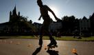 Ein Inline-Skater fährt am Rheinufer in Köln durch einen Parcours aus Hütchen. Bei sommerlichen Temperaturen genossen die Kölner einen Tag mit viel Sonnenschein. Foto: dapd