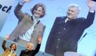Bayerns Ministerpräsident Horst Seehofer und seine Frau Karin winken am Mittwoch (25.02.2009) beim Politischen Aschermittwoch der CSU in der Dreiländerhalle in Passau (Niederbayern) von der Bühne. Die Berichte über eine mögliche Fortsetzung der Affäre von CSU-Chef Horst Seehofer mit der Mutter seiner unehelichen Tochter sorgen für Unruhe in der CSU. Neben dem Ruf nach Aufklärung gab es auch Unterstützung für Seehofer. Foto: Peter Kneffel dpa (zu dpa 4146) +++(c) dpa - Bildfunk++ Foto: dpa