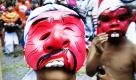 Ein junger Balinese beim Straßenfest  Ngelawang auf Bali, Indonesien. Das hinduistische Fest soll böse Geister vertreiben. Foto: dpa