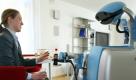 Der intelligente Roboter 'Care-O-bot II' bedient am 20.2.2004 die Ingeneurin Birgit Graf vom Fraunhofer-Institut für Produktionstechnik und Automatisierung in Duisburg. Die zweite Generation des Roboters verfügt über einen Manipulator, einen Sensorkopf und eine aktive Gehhilfe. Der Arm mit sechs Freiheitsgraden und einer Reichweite von etwa einem Meter ist speziell für Haushaltsaufgaben konzipiert. Dynamische Hindernisse werden erkannt, und Care-O-bot-II fährt um die Hindernisse herum. Zielgruppe für die spätere Serienfertigung sind ältere, behinderte Menschen. Mit Hilfe des Roboters könnten sie ohne menschliche Hilfe länger als heute möglich in den eigenen vier Wänden wohnen bleiben.
 Foto: dpa