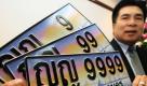 Um Geld für den Straßenbau und für die Hinterbliebenen von Unfall-Opfern zu sammeln, versteigert die thailändische Regierung jedes Jahr Nummerschilder an den Höchstbietenden. Auf der diesjährigen «Lucky License Plate Auction» erzielte das Schild mit der Nummer 9999 das höchste Gebot mit 225.000 US-Dollar. Die Zahl «Neun» ist nach traditioneller Überzeugung die absolute Glückszahl.  Foto: dpa