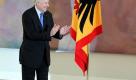 Gute Laune im Schloss Bellevue: Bundesratspräsident Horst Seehofer in seiner Eigenschaft als kommissarischer Bundespräsident bei der Verleihung des Silbernen Lorbeerblatts in Berlin. Foto: Wolfgang Kumm Foto: dpa