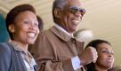 Nelson Mandela (Morgan Freeman) besucht ein Spiel im Stadion. Foto: Warner