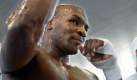 Sein aggresiver Boxstil sowie die Härte seiner Schläge waren die Markenzeichen des Boxers Mike Tyson. Sie verliehen ihm den Spitznamen Iron Mike. Zudem verfügte er über ein ausgezeichnetes Defensiv-Verhalten und eine große Beweglichkeit. Tyson war der erste Weltmeister, der zur gleichen Zeit von den drei Boxverbänden WBC, WBA und IBFanerkannt wurde.  Foto: dpa