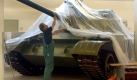 Auch Panzer der Nationalen Volksarmee (hier ein russischer T55) gehren zu den Exponaten, die whrend des Umbaus des Museums in einer Interimsausstellung zu sehen sind. Foto: dpa