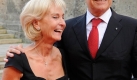 Edmund Stoiber verkrpert traditionelle Familienideale. ber seine Frau Karin, die er mit Spitznamen Muschi nennt, hat er gesagt: An meiner Frau schtze ich die Attraktivitt, die sie ber all die Jahre behalten hat die absolute Familienorientiertheit. Foto: ddp