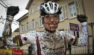 Hanka Kupfernagel siegte am 9. Januar bei der Deutschen Radcross-Meisterschaft im Querfeldein in Lorsch. Sie setzte sich damit gegen ihre Gegnerinnen Sabine Spitz und Sabrina Schweizer durch. Dreckig aber glücklich freut sich Kupfernagel über ihren Sieg. Foto: dapd