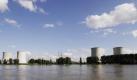 ARCHIV: Die Kuehltuerme des Atomkraftwerks (AKW) Biblis, aufgenommen in Biblis (Foto vom 20.07.09). Der Betreiber des Atomkraftwerkes (AKW) Biblis, der Energieversorger RWE, hat am Ende Juni 2010 eine Restrommenge von 8.100 Gigawattstunden vom stillgelegten Reaktor Muelheim-Kaerlich auf das AKW Biblis B uebertragen. Die uebertragene Strommenge entspricht gut einer Jahresleistung von Biblis B und verlaengert die Laufzeit des Reaktors entsprechend. (zu ddp-Text) Foto: Martin Oeser/ddp Foto: ddp