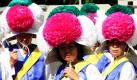 Erntedankfest in Südkorea: Am 11. September feiern die Bauern ihre Ernte mit dem Chusok. Mit bunten Kostümen üben diese südkoreanischen Frauen schon mal für die Feierlichkeiten. Foto: dapd