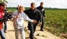Im mecklenburgischen Zepkow hat ein militanter Feldbefreier versucht, Genkartoffeln auszubuddeln. Der Acker ist bundesweit der einzige, auf dem die von der EU zugelassene Erdapfelsorte Amflora getestet wird, weshalb das Feld zum Zielpunkt der Initiative Gendreck weg! geworden ist. Der Anbauer - die BASF Plant Science GmbH - verurteilte das Vorgehen als Straftat.  Foto: dpa
