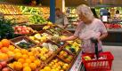 ARCHIV - Eine Kundin steht am 22.08.2007 an einer Obsttheke eines Supermarkts in Weinstadt. Die Verbraucher in Deutschland greifen verstärkt zu Obst, Gemüse und Getreide sowie zu Fisch und Geflügel, aber weniger zu Rind- und Schweinefleisch. Dieser Trend geht aus dem aktuellen Ernährungsbericht 2008 der Deutschen Gesellschaft für Ernährung (DGE) hervor, der am Mittwoch (17.12.2008) in Bonn vorgestellt wurde. Foto: Norbert Försterling dpa/lnw +++(c) dpa - Bildfunk+++ Foto: dpa