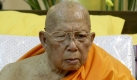 Der buddhistische Thai-Mönch Luang Phu Supha feiert, nach seinen eigenen Angaben, seinen 115. Geburtstag. Damit würde er den Amerikaner Walter Bruening mit 113. Jahren aus dem Guinness Buch der Rekorde verdrängen. Allerdings müssen die Angaben von Supha erst überprüft werden Foto: dpa