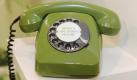 Ein grünes Telefon mit Wählscheibe und der Aufschrift 'Green IT Hotline' steht am Donnerstag (05.03.2009) auf der weltgrößten Computermesse CeBIT in Hannover symbolisch für die neu gestartete Beratungshotline des IT-Branchenverbandes BITKOM und des Umweltministeriums. Das Beratungsbüro unterstützt Stromverbrauchsriesen wie Schulen, Unternehmen oder Behörden bei der Einsparung von Energie und hilft IT-Tüftlern, an Fördermittel für ihre klimafreundlichen Ideen zu kommen. Noch bis zum 08. März 2009 werden etwa 4300 Aussteller aus 69 Ländern ihre Produkte in Hannover präsentieren. Foto: Jochen Lübke dpa/lni +++(c) dpa - Bildfunk+++
 Foto: dpa