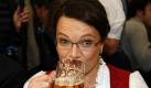 Auf dem Oktoberfest 2008 gönnt sich Nahles ein frisch gezapftes Bier. Indes ist die SPD-Politikerin schwanger. Im Januar erwartet sie ihr erstes Kind. Foto: dpa