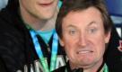 Eishockey-Legende Wayne Gretzky fiebert beim Curling-Spiel der Kanadier gegen Großbritannien sichtlich mit. Foto: dpa