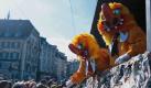 Bei den Umzügen wird  Lokales, Nationales und Internationales angeprangert. Foto: Tourismus Schweiz 