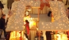 Weihnachtlich geschmückt lädt der Leipziger Hauptbahnhof mit seinen Promenaden am Samstag (20.12.2008) zum Shoppen ein. Auch am 4. Adventswochenende sind zahlreiche Kunden auf der Suche nach Weihnachstgeschenken. Foto: Peter Endig dpa/lsn +++(c) dpa - Bildfunk+++  Foto: dpa
