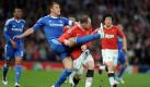 Harte Bandagen: Die Nationalmannschaftskollegen John Terry (zweiter von links) und Wayne Rooney (zweiter von rechts) im direkten Duell. Am Ende hatte ManU die Nase vorn und gewann das englische Duell mit 2:1 (1:0). Foto: dpa