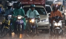  Motorcyclist get soaked as heavy rains come down Saturday, Nov. 14, 2009, in Bangkok, Thailand. Heavy thunderstorms swept through downtown Saturday causing minor flooding and traffic jams. (AP Photo/David Longstreath) Foto: ap