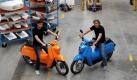Die Geschftsfhrer der efw Suhl GmbH, Thomas Martin (links) und Daniel Schmid, prsentieren in einer Montagehalle zwei Prototypen des Elektro-Rollers e-Schwalbe. Der Roller wird voraussichtlich ab Dezember 2011 mit drei unterschiedlichen Motorisierungen in Serie produziert und knnte im Frhjahr 2012 an die ersten Kunden ausgeliefert werden. Foto: dpa