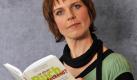 Aber Cordula Stratmann kann auch über sich selbst lachen. In dem Ratgeber Ist dieses Buch ansteckend?, das die Komödiantin 2008 gemeinsam mit Autorin Marion Grillparzer herausgab, outet sie sich als Hypochonderin. Ein weiteres Buchprojekt ist in Sicht: Im Herbst erscheint Stratmanns Debütroman Sie da oben, er da unten. Foto: dpa