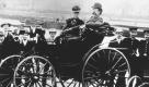 Selbst ist die Frau: Bertha Benz startete 1888 die erste Fernfahrt in einem Automobil. Ihr Ehegatte Carl Benz dürfte über diesen unverhofften PR-Coup dankbar sein. Foto: pi