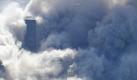 US-Präsident Bush befindet sich während der Anschläge bei einer Schülervorlesung in Sarasota (Florida). Die erste Kollision eines Flugzeugs mit dem World Trade Center hält er zunächst für einen Unfall. Wenige Minuten nach dem zweiten Anschlag informiert ihn ein Berater mit den Worten: «A second plane hit the second tower. America is under attack.» («Ein zweites Flugzeug schlug im zweiten Turm ein. Amerika wird angegriffen.») Dennoch setzt Bush die Schulveranstaltung noch etwa 15 Minuten lang fort, ehe er den Ort mit der bereitstehenden Air Force One verlässt, um vor weiteren Anschlägen geschützt zu werden.


Das in den USA verwendete Datumskürzel „9/11“ (nine-eleven, Monat vor Tag) ähnelt der Notrufnummer in den USA mit der Schreibweise 911 (nine-one-one). Foto: AP/ Det. Greg Semendinger
