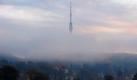 Ein malerisches Bild bietet sich am Morgen in Dresden: Der 252 Meter hohe Fernsehturm ragt oberhalb der Elbe aus dem Nebel. Foto: dpa