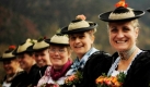 Teilnehmerinnen der tradionellen Leonhardifahrt sitzen in Kreuth, Bayern auf einem Wagen. Die Tradition geht zurück bis in das Jahr 1442. Von der Verehrung des heiligen Leonhard erhoffen sich die Bauern Beistand in allen Lebenslagen.  Foto: ddp