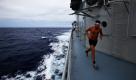 Ein schwedischer Marineoffizier joggt an Bord der HMS Carlskrona, die unter der Flagge der Europäischen Union vor der Küste Somalias Piraten jagt.  Foto: ap