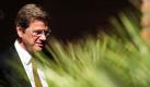 Außenminister Guido Westerwelle (FDP) läuft durch den Garten der Residenz des deutschen Botschafters in Rom. In der italienischen Hauptstadt nimmt er an dem Treffen der internationale Libyen-Kontaktgruppe teil, welche die Suche nach einer politischen Lösung für das nordafrikanische Land vorantreiben will. An den Beratungen nehmen die Vertreter von insgesamt 40 Staaten und internationalen Organisationen teil. Foto: dpa