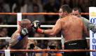 Vitali Klitschko (r) platziert einen Treffer gegen Cristobal Arreola. Foto: dpa